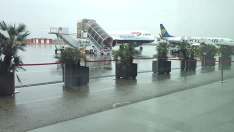 Avión-Acercándose-A-La-Puerta-De-Desembarco,-Llegada-Y-Transición-De-Pasajeros-En-La-Terminal-Del-Aeropuerto-De-Rinas,-Tirana
