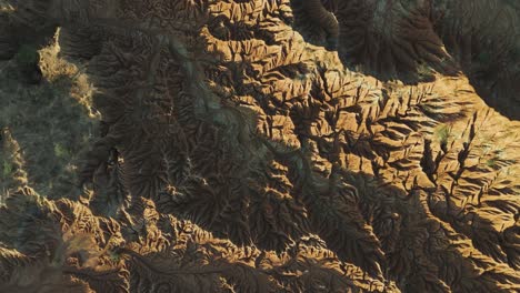 Spektakuläre-Erdlandschaft-Der-Tatacoa-Wüste-Bei-Sonnenuntergang,-Kolumbien,-Luftaufnahme-Von-Oben-Nach-Unten