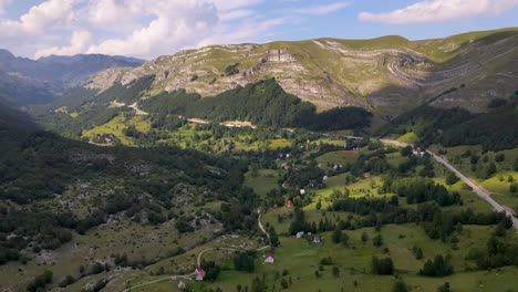 Vuelo-Con-Drones-Sobre-Un-Exuberante-Valle-Montañoso-Y-Un-Río-En-Montenegro