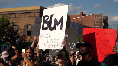 Cartel-De-Black-Lives-Matter-Sostenido-En-Protesta-Pacífica-En-La-Ciudad