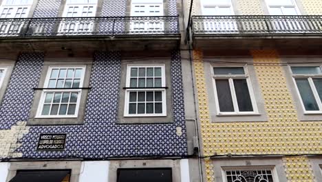 Gebäudefassaden-Mit-Blauen-Und-Gelben-Vintage-Fliesen-Mit-Unterschiedlichen-Mustern