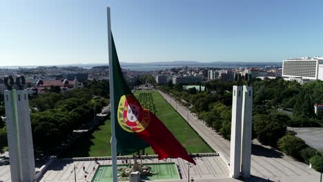 Riesige-Portugiesische-Flagge,-Die-Sich-In-Der-Portugiesischen-Hauptstadt-Windet