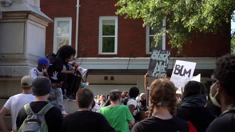 Protest-Gegen-„Black-Lives-Matter“-Hält-Eine-Kraftvolle-Rede-über-Ein-Megaphon-Vor-Der-Menge-In-Den-Straßen-Der-Stadt