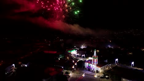 Feuerwerk-Im-Dorf-Bei-Nacht,-Luftaufnahme