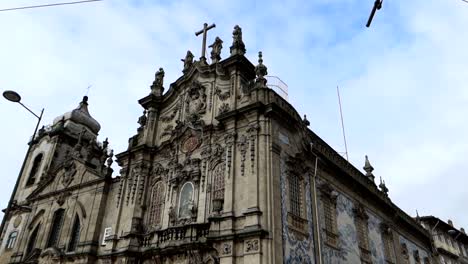 Einspielaufnahme-Der-Kirchenfassade-Igreja-Do-Carmo-In-Porto,-Portugal