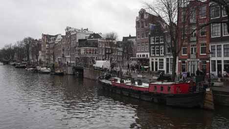 Amsterdamer-Kanalstadtbild-Mit-Holländischen-Architekturgebäuden-Und-Hausbooten