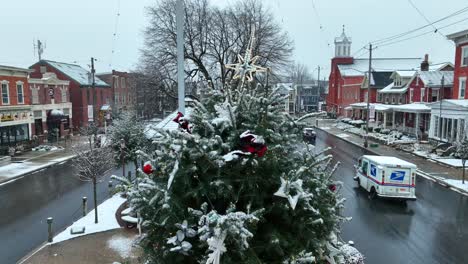 Árbol-De-Navidad-Cubierto-De-Nieve-En-La-Pequeña-Ciudad-De-La-Plaza-De-EE.UU.