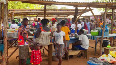 Establecido-Dentro-De-Un-Mercado-De-Alimentos-Tradicional-Local-En-África-Occidental