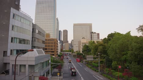 Escena-Urbana-Pacífica-En-El-Barrio-Minato-De-Tokio,-Incluso-Estableciendo-Una-Toma-Temprana-4k