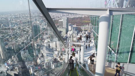 Besucher-Auf-Der-Aussichtsplattform-Des-Tokyo-Skytree-Mit-Blick-Auf-Das-Stadtbild-In-Tokio,-Japan,-Tagsüber