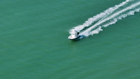 Barco-Pesquero-De-Alta-Velocidad-Navegando-Rápido-Sobre-Las-Olas-De-Florida-En-Un-Día-Soleado