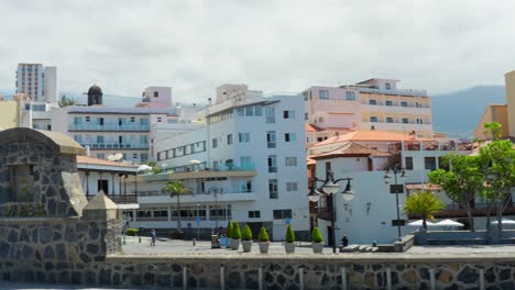 Stadtbild-Von-Puerto-De-La-Cruz-Auf-Der-Insel-Teneriffa,-Schwenkansicht-Von-Links