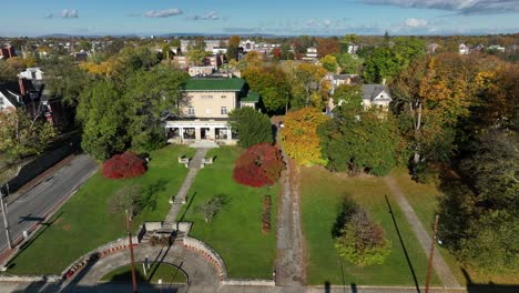 Historisches-Haus-In-Einer-Stadt-In-Den-USA-Mit-Bunten-Herbstbäumen