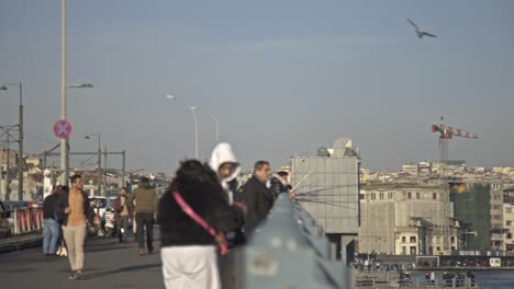Menschen-Beim-Angeln,-Fotografieren,-Spazierengehen-In-Der-Menschenmenge-Auf-Der-Galata-Brücke-In-Eminönü,-Istanbul