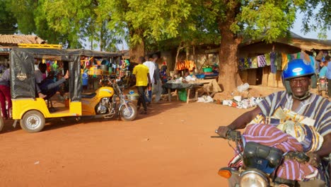 Schwarzafrikanische-Menschen-Gehen-Und-Fahren-Auf-Den-Lokalen-Markt