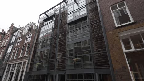 Modernes-Architektonisches-Wohngebäude-Zwischen-Ursprünglich-Genannten-Gebäuden,-Außenaufnahme-In-Amsterdam