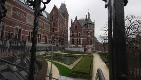 Rijksmuseum-in-Amsterdam,-architectural-building-with-scenic-garden