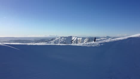 Professioneller-Männlicher-Bergsteiger,-Der-Den-Gipfel-Eines-Schneebedeckten-Berges-überquert