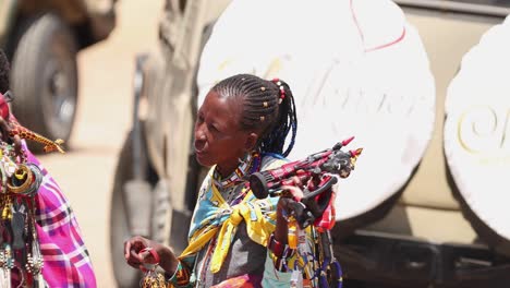 Retrato-De-Vendedores-De-Souvenirs-Africanos-En-El-Parque-Nacional-De-Masai-Mara-En-Kenia,-África