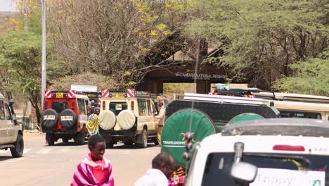 Los-Coches-De-Safari-Se-Estacionan-En-Las-Puertas-De-Entrada-A-La-Reserva-Nacional-De-Masai-Mara,-Kenia,-África