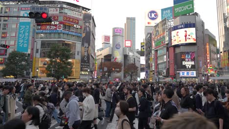 Überfüllter-Shibuya-Kreuzung-In-Tokio-Mit-Fußgängern-Und-Lebhaften-Werbetafeln,-Tagsüber