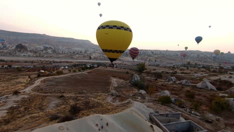 Morgenblick-Auf-Bunte-Heißluftballons-Im-Flug-In-Kappadokien,-Türkei