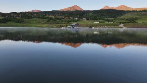 Summit-Sky-Ranch-Silverthorne,-Colorado-Und-Bootshaus-Und-Luxus-Resort-Häuser-Auf-Dem-Land-Mit-Buffalo-Mountain-Im-Hintergrund.-Dolly-Raise-Aus-Der-Luft