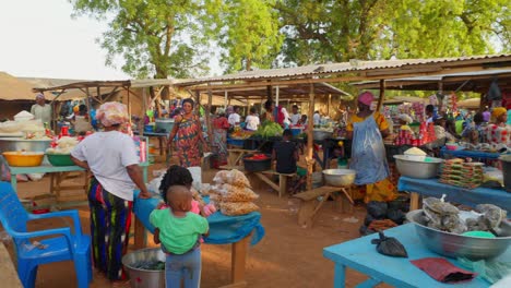 Menschen-Auf-Dem-Lokalen-Markt-Verkaufen-An-Einem-Sonnigen-Tag-In-Afrika-Lebensmittel-Und-Gegenstände-In-Einem-Abgelegenen-Ländlichen-Dorf