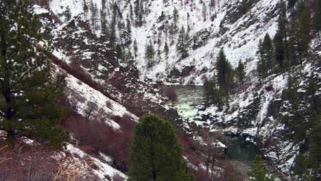Fluss-Fließt-Durch-Verschneite-Berge-Im-Boise-National-Forest-In-Idaho,-USA