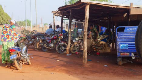 Estacionamiento-De-Scooters-En-África-Cerca-De-Un-Mercado-Tradicional-Local