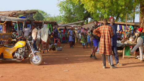 Mercado-Tradicional-Local-En-África,-Gente-Reunida-Para-Hacer-Tratos