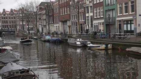 Motorboot-Mit-Touristen,-Die-Den-Stadtkanal-In-Amsterdam-Hinunterfahren