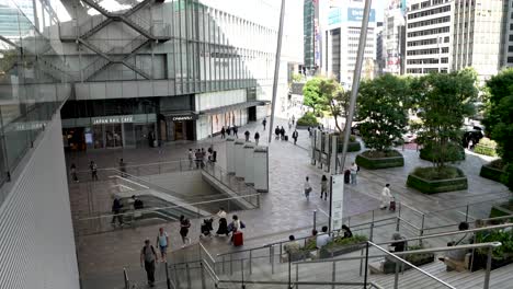 Se-Captura-Una-Secuencia-Pausada-Mientras-Se-Baja-Por-Las-Escaleras-Mecánicas-En-El-Lado-De-Entrada-De-Yaesu,-Afuera-De-La-Estación-De-Tokio,-Que-Muestra-La-Urbanidad-Moderna-De-La-Vida-De-La-Ciudad.