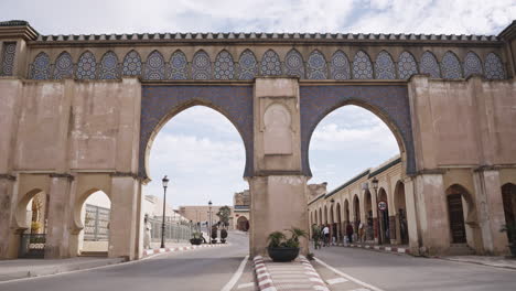 Tür-Eingang-Nach-Moulay-Idriss,-Moulay-Driss-Zerhoun-Oder-Einfach-Zerhoun-Ist-Eine-Stadt-In-Der-Region-Fès-Meknès-Im-Norden-Marokkos,-Die-Sich-über-Zwei-Hügel-Am-Fuße-Des-Berges-Zerhoun-Erstreckt