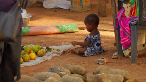 Schwarzafrikanische-Kinder-Sitzen-Allein-Auf-Einem-Lokalen-Marktstand-In-Afrika