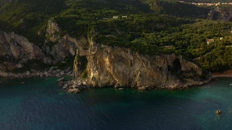 Zerklüftete-Ionische-Küste-Von-Korfu,-Wunderschöne-Griechische-Insellandschaft,-Drohnen-Enthüllung