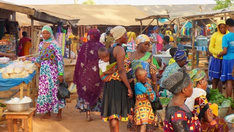 Afrikanische-Schwarze-Frau-In-Traditioneller-Kleidung,-Die-Auf-Dem-Lokalen-Markt-Spaziert