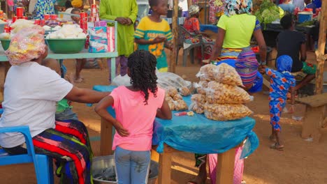 Frau-In-Traditioneller-Kleidung,-Die-Lebensmittel-In-Einem-Abgelegenen-Ländlichen-Dorf-In-Afrika-Verkauft