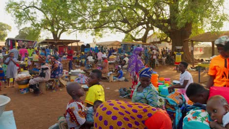Panorama-Des-Lokalen-Traditionellen-Lebensmittel--Und-Stoffmarktes-In-Einem-Abgelegenen-Dorf-In-Afrika