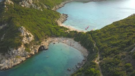 Playa-De-Porto-Timoni-Aguas-Cristalinas-Isla-Griega-Jónica-Corfú-órbita-Aérea