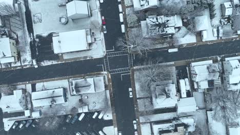 Intersection-in-small-town-USA-during-snow-storm