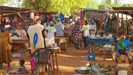 Establecimiento-De-Un-Mercado-Local-En-África-Con-Vendedores-Vestidos-Con-Ropa-Tradicional.