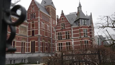 Seitenansicht-Des-Rijksmuseum-Gebäudes,-Niederländische-Architektur,-Berühmte-Touristenattraktion