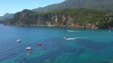 Spannende-Urlaubswasseraktivitäten-Auf-Der-Wunderschönen-Griechischen-Insel-Korfu-Aus-Der-Luft