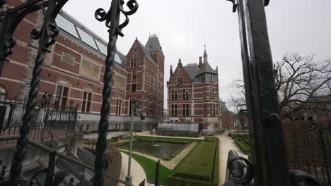 Toma-Panorámica-Del-Edificio-Rijksmuseum-En-Amsterdam,-Arquitectura-Holandesa