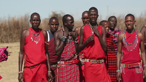 Massai-Krieger-Führen-Traditionellen-Springtanz-In-Der-Masai-Mara,-Kenia-Auf