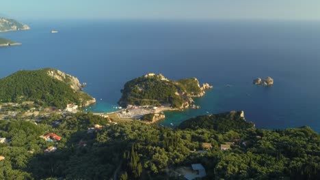 -Strand-Von-Agios-Petros-Vom-Aussichtspunkt-Bella-Vista-Aus,-Korfu-Insel,-Drohnen-Enthüllung