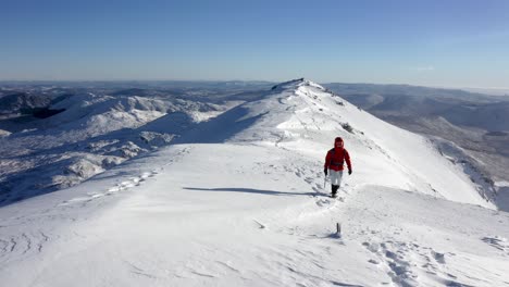 Müde-Alpinistin-Erreicht-Den-Gipfel-Des-Schneebedeckten-Gipfels