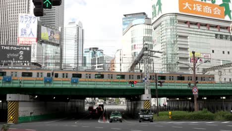 Tokio,-Japan:-Die-Chūō-Schnelllinie-Führt-über-Erhöhte-Gleise-Durch-Den-Geschäftigen-Bezirk-Shinjuku-Und-Zeichnet-Ein-Tagesbild,-Das-Die-Lebendigkeit-Des-Modernen-Stadtlebens-In-Dieser-Megastadt-Einfängt