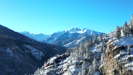 Drohnenaufnahmen-Von-Schneebedeckten-Gipfeln-Und-Bäumen,-Die-Auf-Einen-Wunderschönen-Berg-In-Den-Rocky-Mountains-Von-Colorado-Zufliegen